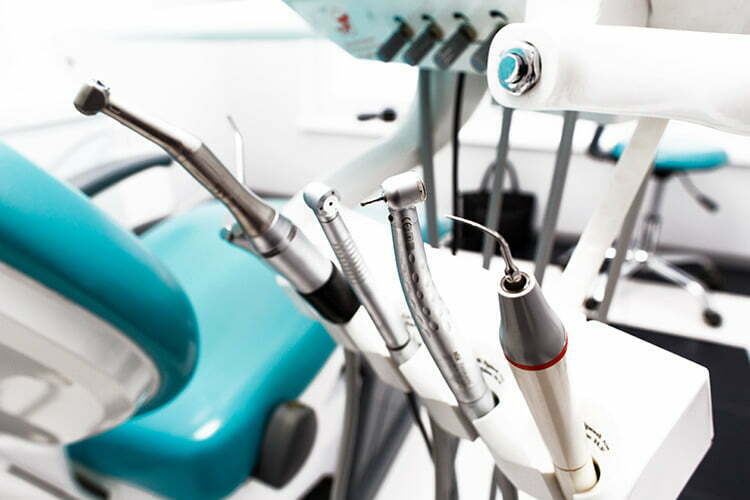 Bild zeigt Zahnarztutensilien