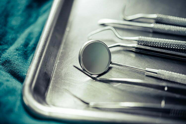 Bild zeigt Zahnarzt Instrumente