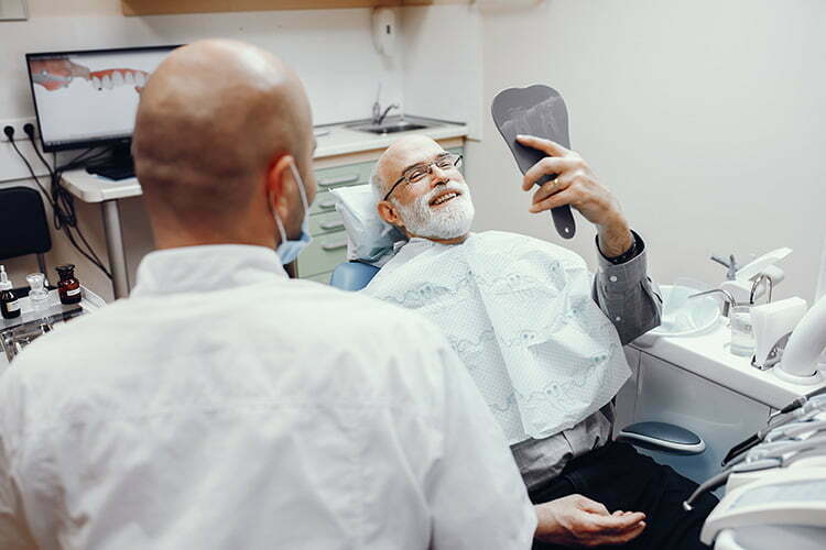 Bild zeigt Älteren Mann beim Zahnarzt