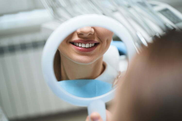 Bild zeigt Zähne im Spiegel
