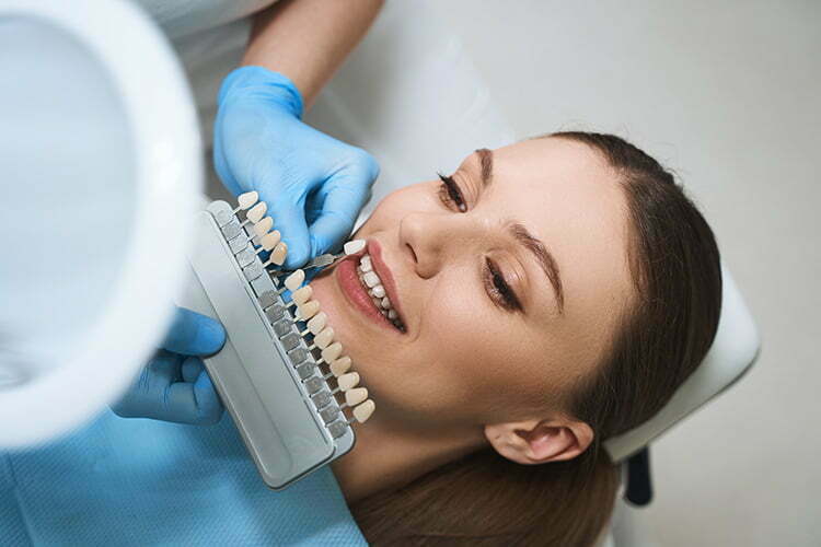Bild zeigt Frau beim Zahnarzt