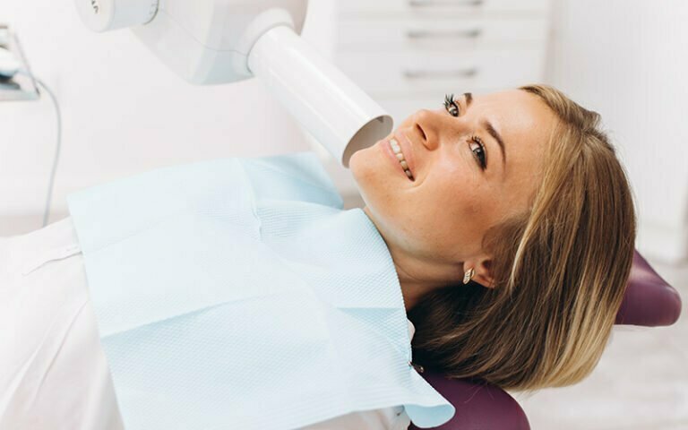 Bild zeigt Frau beim Zahnarzt