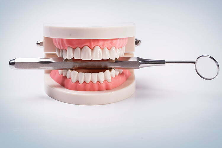 Bild zeigt Zähne mit Instrumenten
