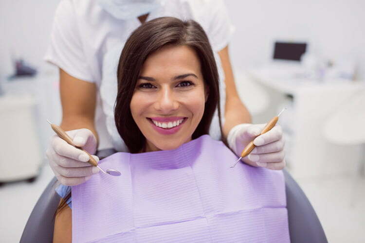 Frau bei Zahnarzt lächelt