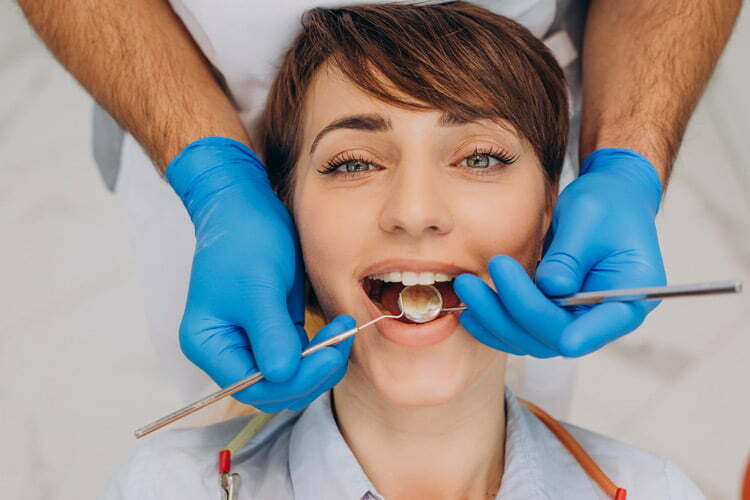 Bild zeigt Frau bei Zahnarzt