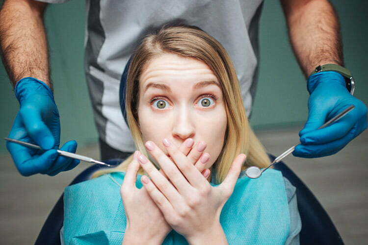 Frau hat Angst vor Zahnarzt
